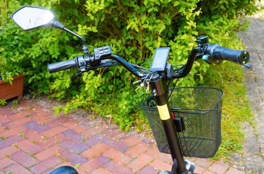 E Scooter mit Sitz in 40210 Düsseldorf (Nordrhein-Westfalen)