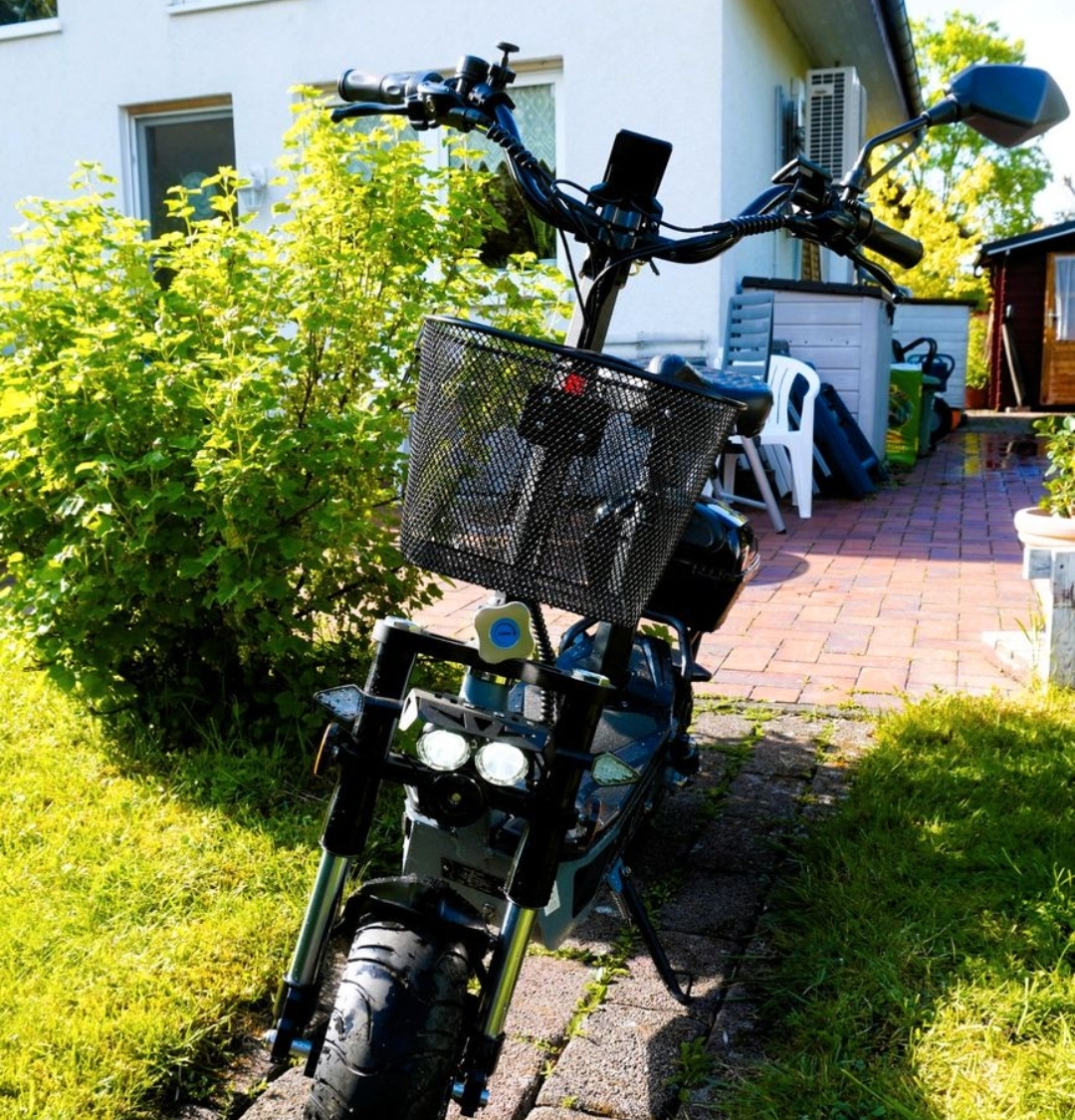 E Scooter mit Sitz in 40210 Düsseldorf (Nordrhein-Westfalen)
