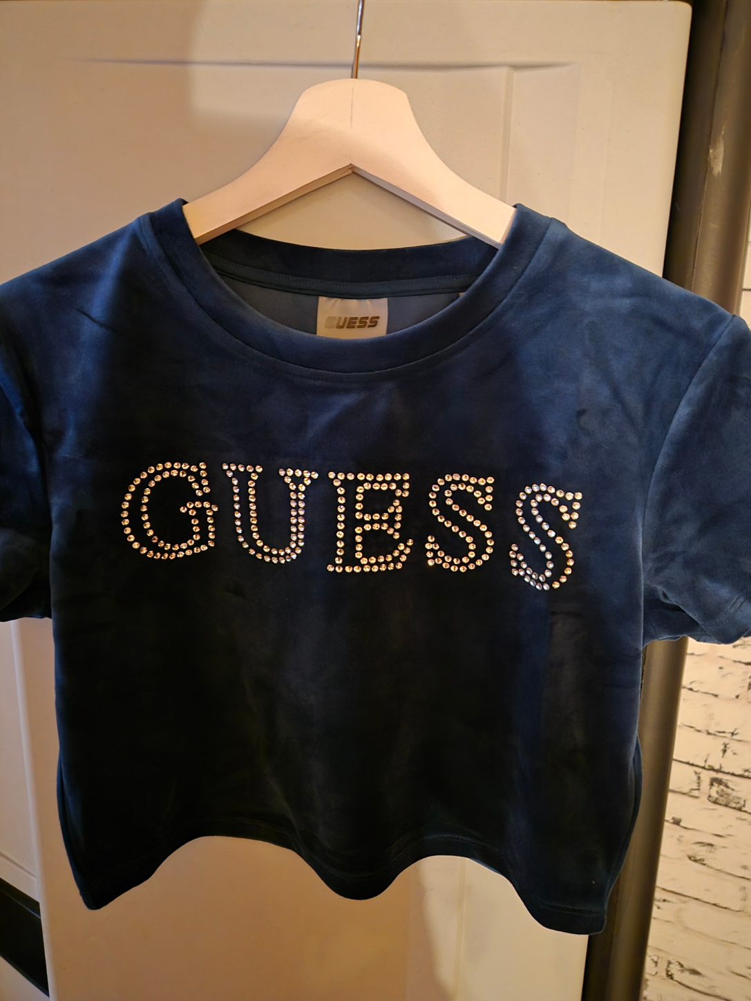 Guess t-shirt mit strasslogo vorne Gr:S in 63303 Dreieich (Hessen)