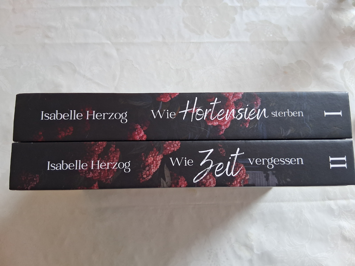 2 schöne Bücher im Set, Wie Zeit vergessen und Wie Hortensien sterben in 39446 Staßfurt (Sachsen-Anhalt)