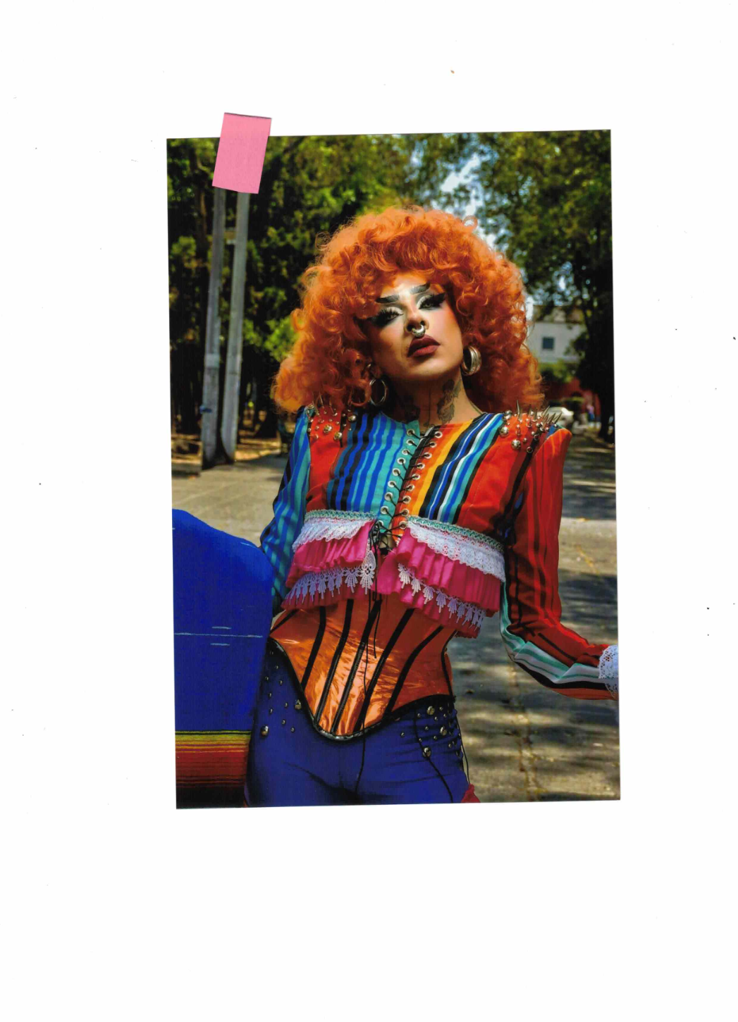 Extravagante Frau in Hochglanz auf Fotopapier in 56479 Oberrod u.a. (Rheinland-Pfalz)