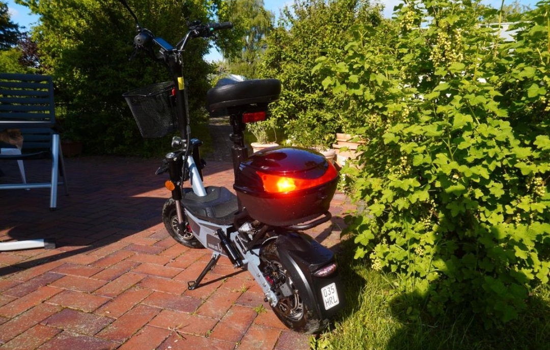 E Scooter mit Sitz in 40210 Düsseldorf (Nordrhein-Westfalen)
