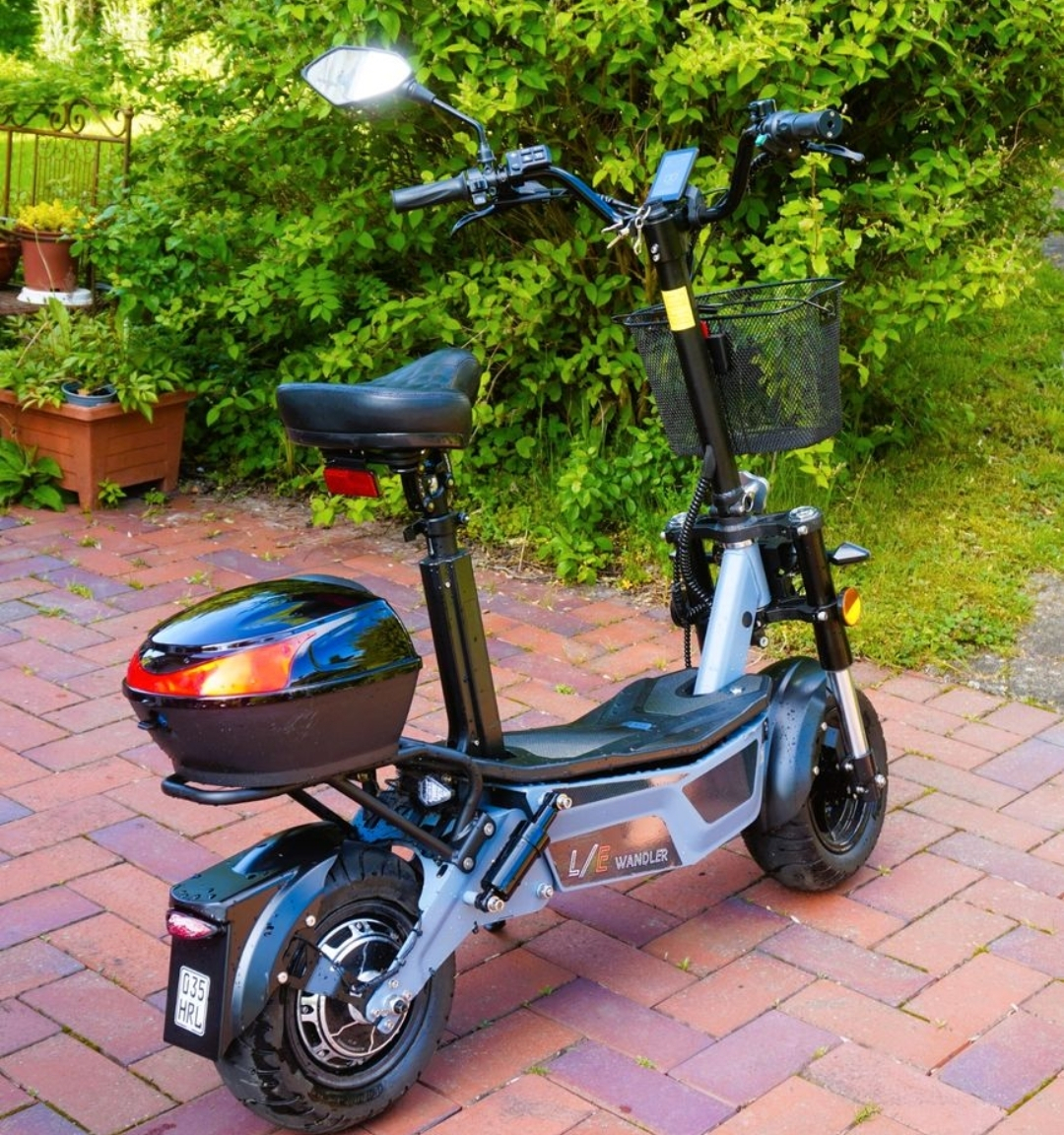 E Scooter mit Sitz in 40210 Düsseldorf (Nordrhein-Westfalen)