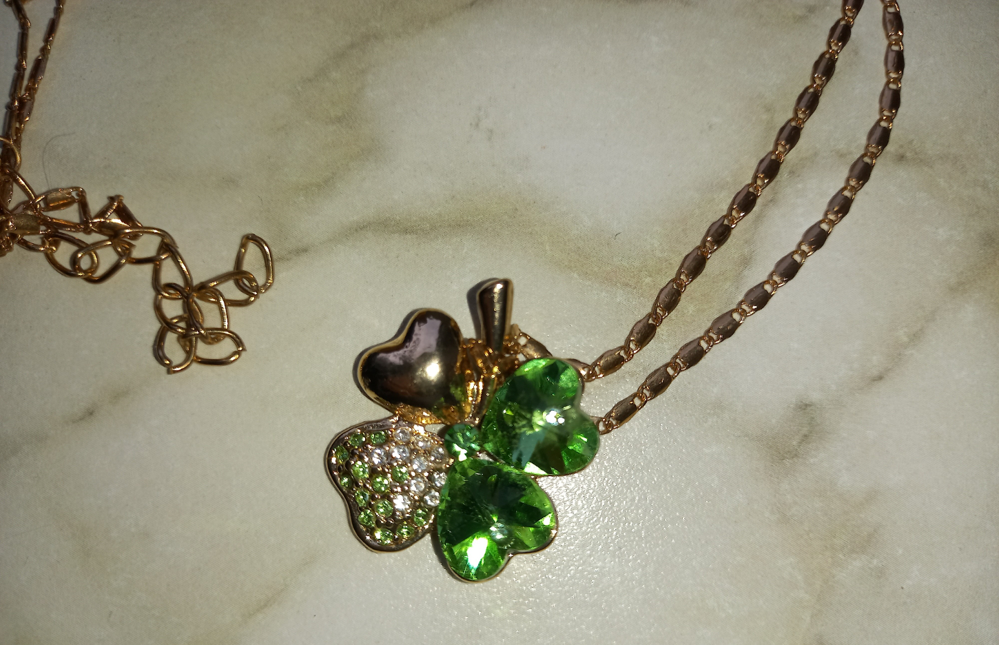 Goldfarbene Halskette mit Kleeblattanhänger in 39446 Staßfurt (Sachsen-Anhalt)