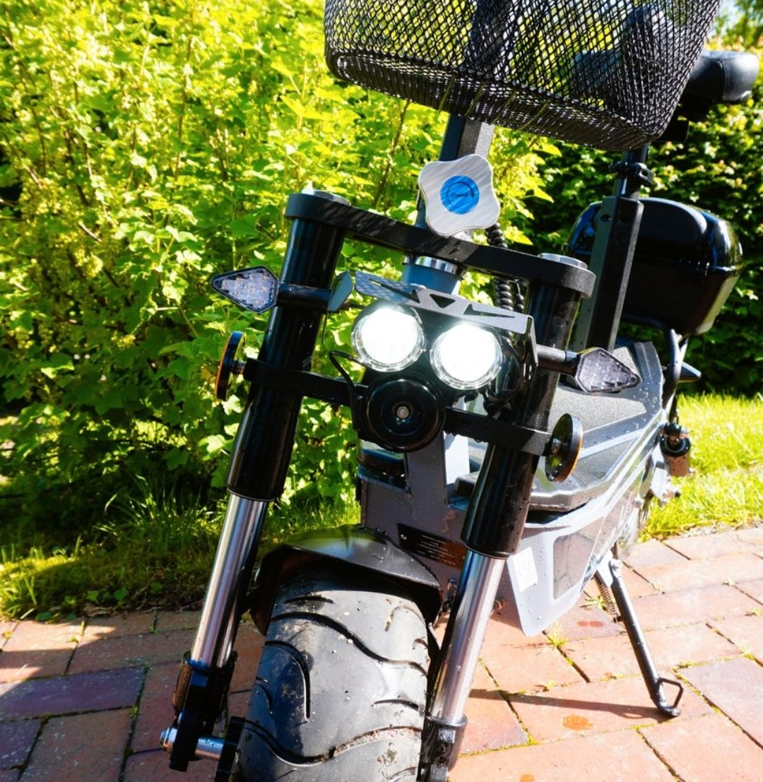 E Scooter mit Sitz in 40210 Düsseldorf (Nordrhein-Westfalen)