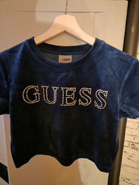 Guess t-shirt mit strasslogo vorne Gr:S in 63303 Dreieich (Hessen)